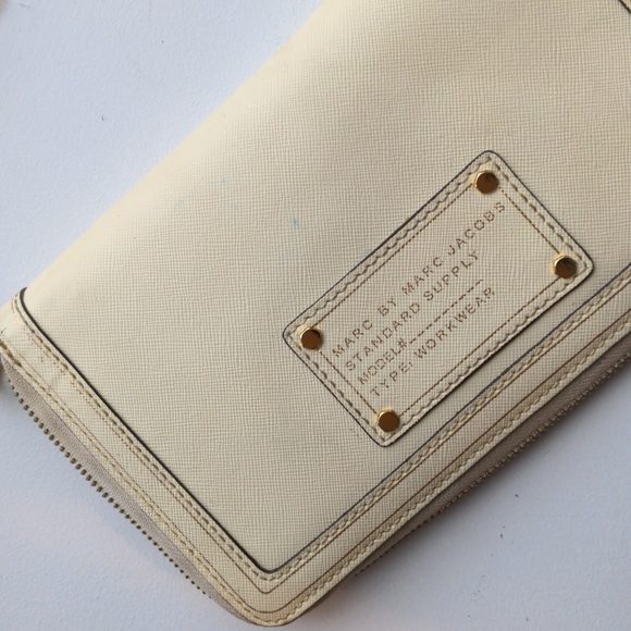 Oversized vintage  Marc Jacobs passport wallet - Picture 1 of 2